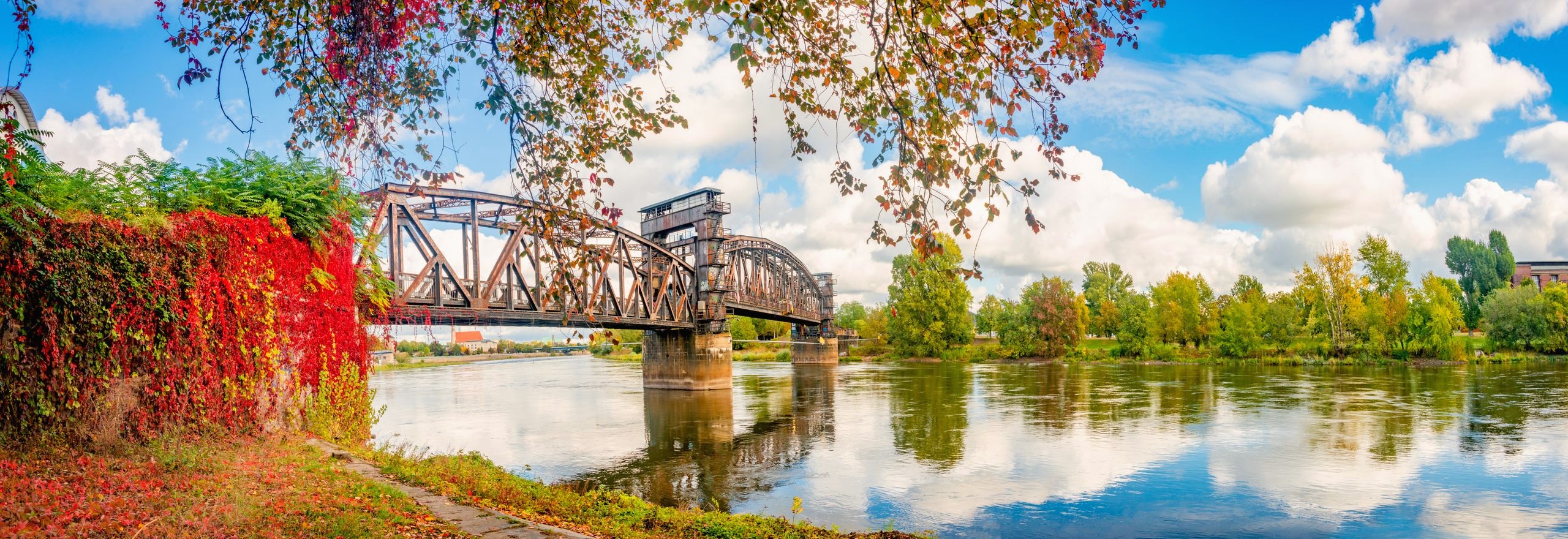 Historische Hubbrücke über der Elbe in Magdeburg