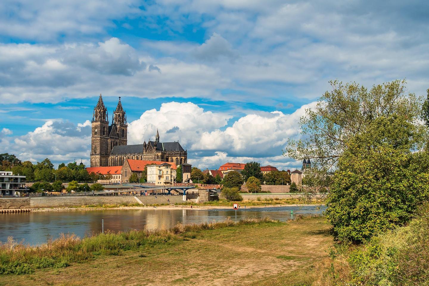 Magdeburger Dom über der Elbe